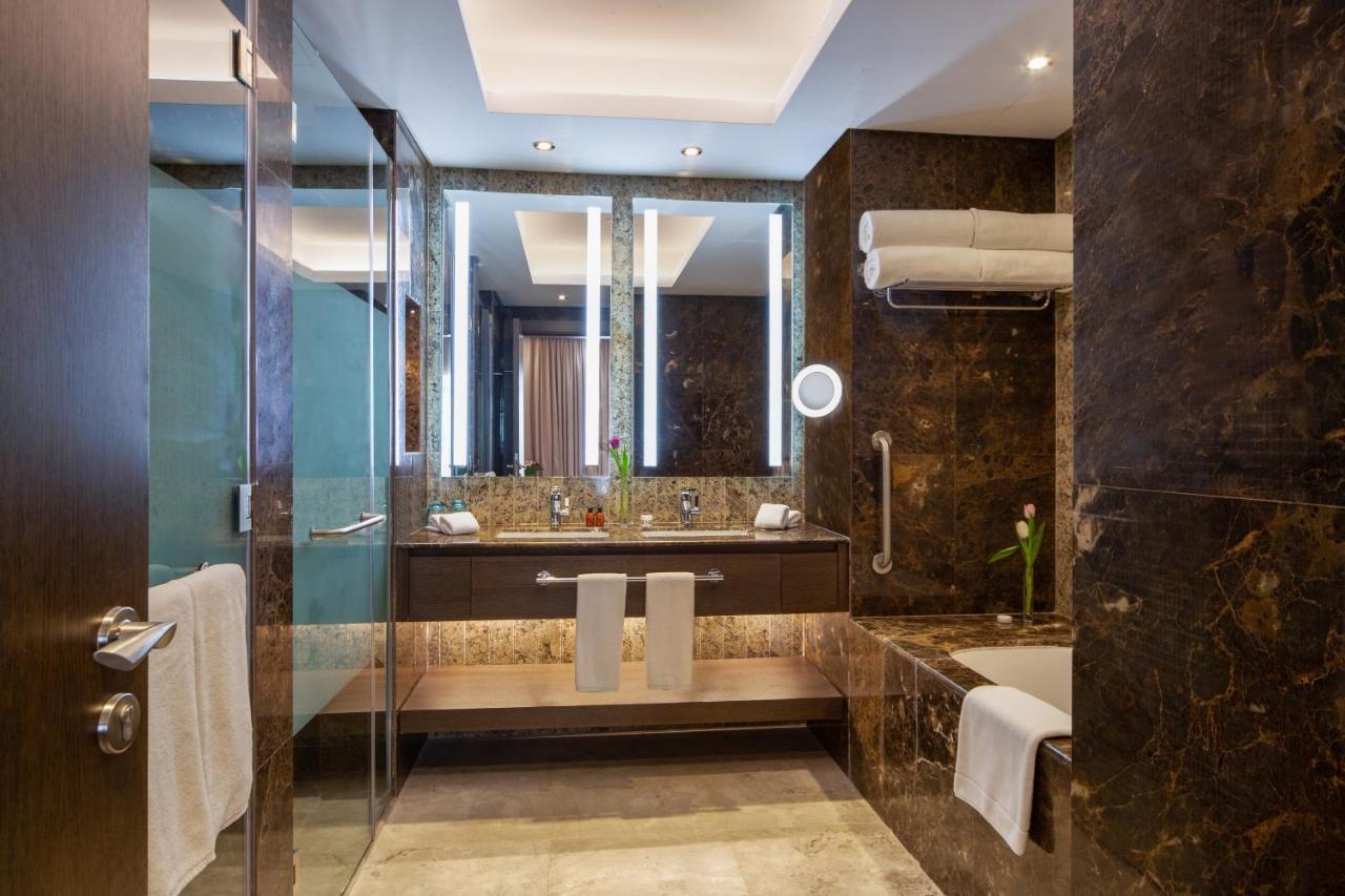 Hotel Dusitd2 Salwa Ad Dawhah Esterno foto Bathroom