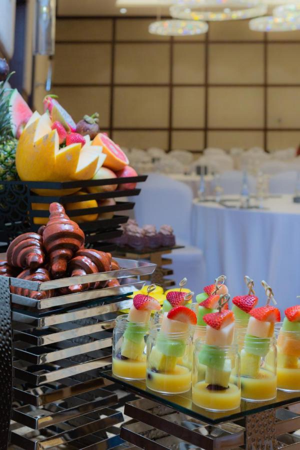 Hotel Dusitd2 Salwa Ad Dawhah Esterno foto Fruit and pastry