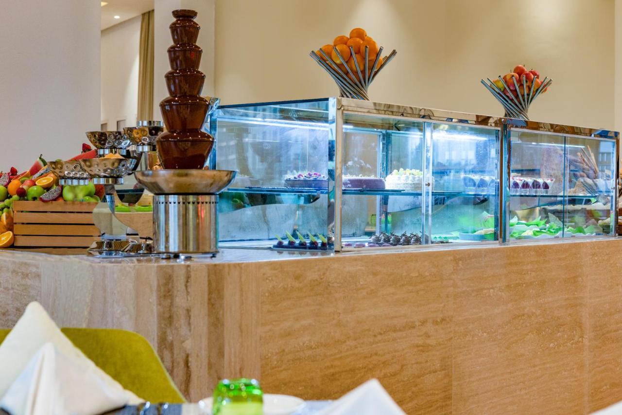 Hotel Dusitd2 Salwa Ad Dawhah Esterno foto A display case at a buffet