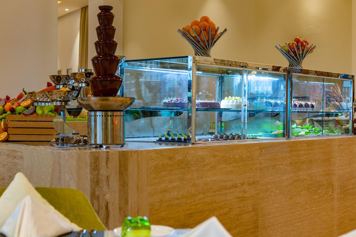 Hotel Dusitd2 Salwa Ad Dawhah Esterno foto A dessert counter at a hotel
